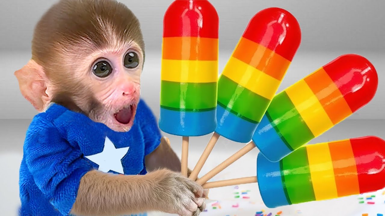 Bebé Mono ChuChu come papas fritas ricas y cuida al Bebé Mono gigante en el parque - MONKEY CHUCHU