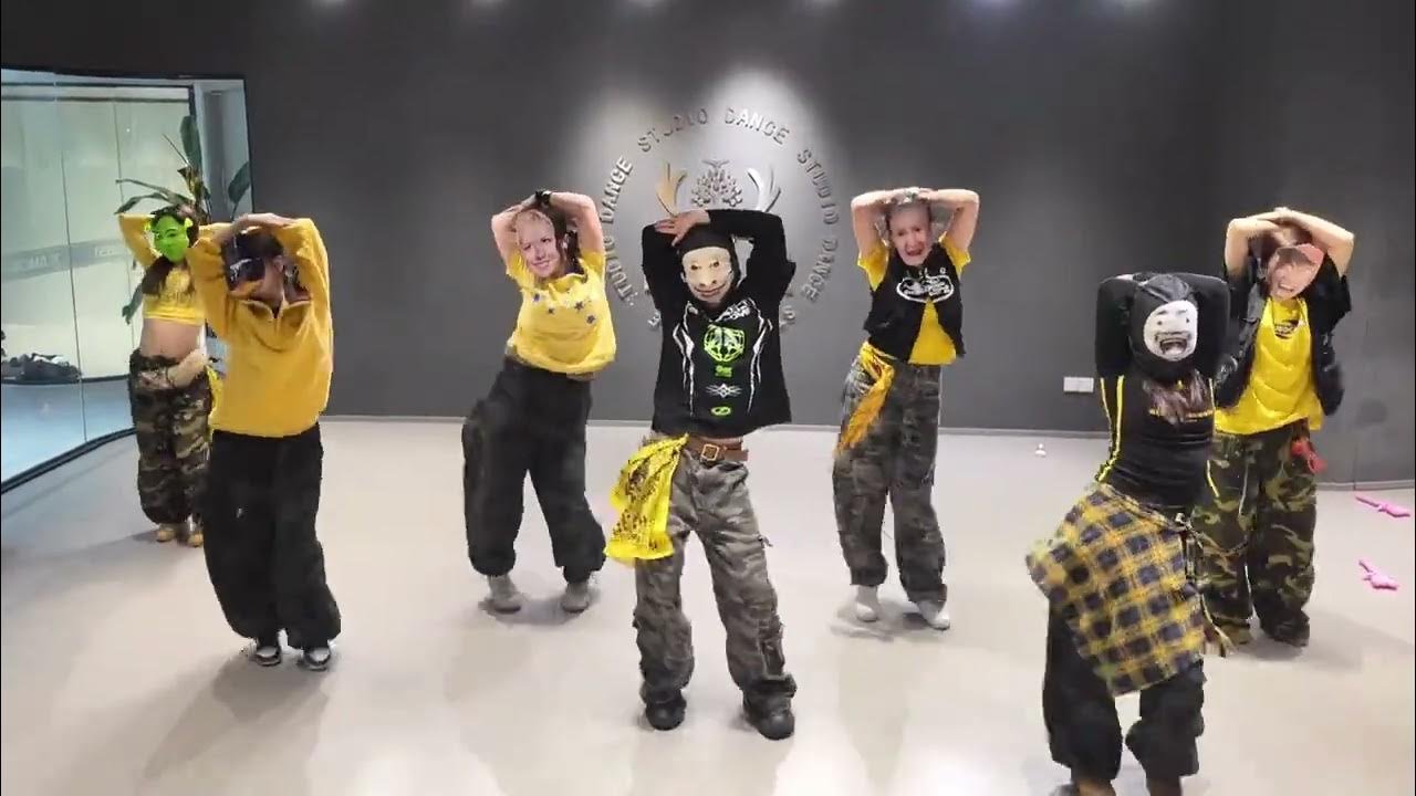 Hurry up and call your social expert friends to dance. Guess which one is me#Abstract#How