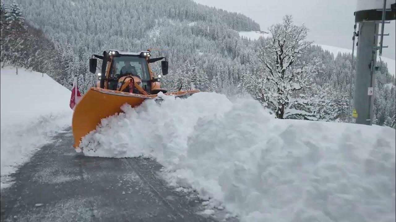 Kahlbacher Mehrzweck-Schneepflug DS 260 am Lindner Lintrac