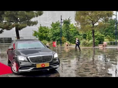 “Erdogan’s Bodyguard Defies the Rain and Runs Like Usain Bolt – The MOMENT That Broke the Internet!”