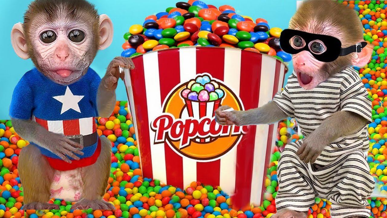 Bebé Mono ChuChu come dulces de arcoíris con un lindo bebé mono y va a nadar - MONKEY CHUCHU SPANISH