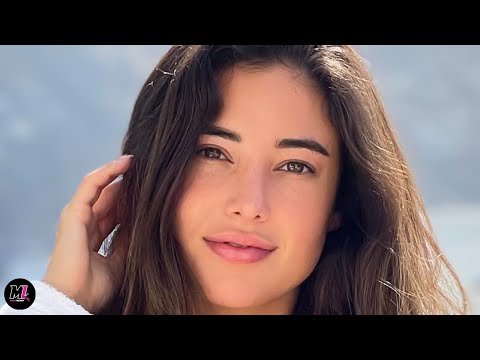 Angie Varona: American Model & Instagram Star...